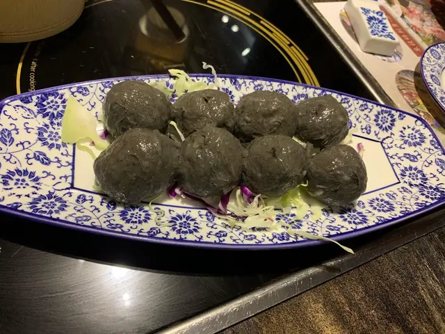 手打墨汁墨魚丸