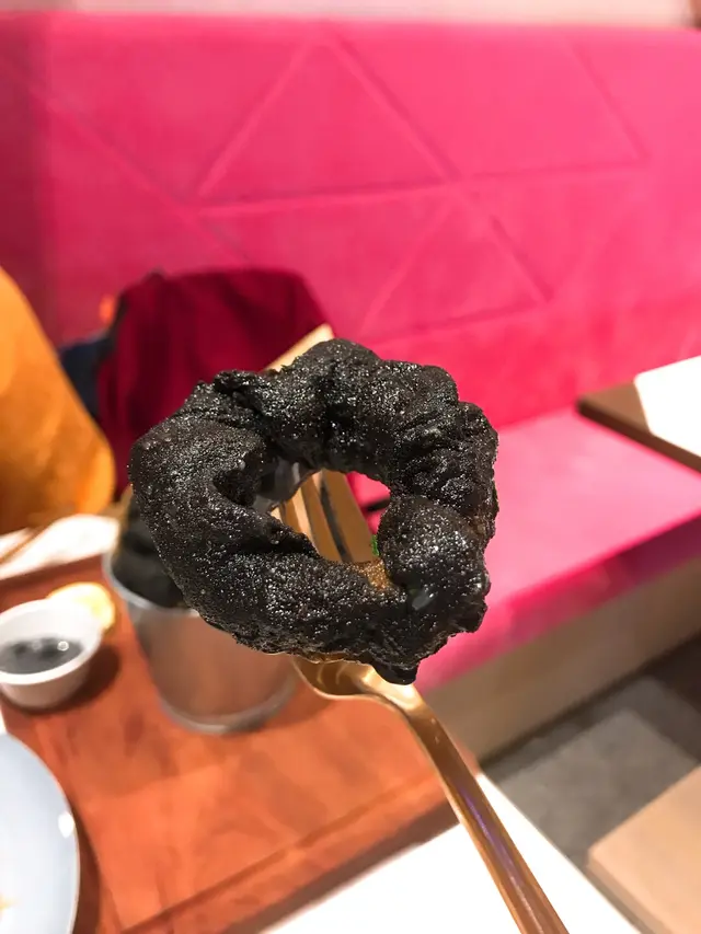 炸魷魚圈配墨汁蛋黃醬