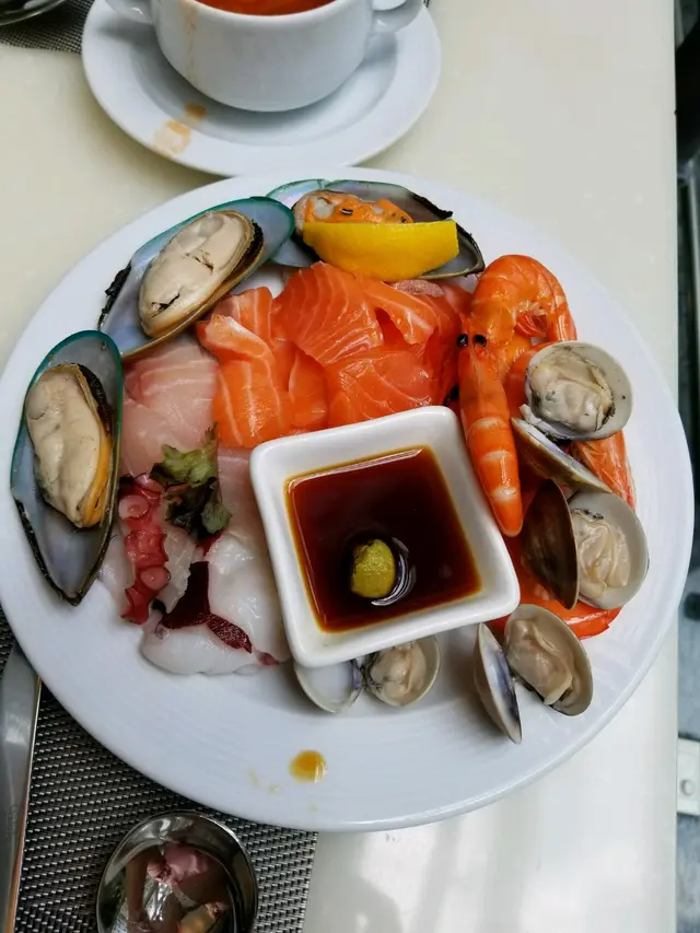 有三文魚刺身，青口，蜆果d