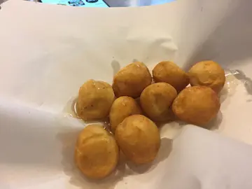 炸墨魚丸配蜜糖汁