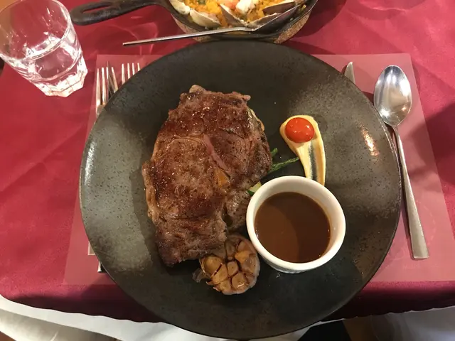 燒美國頂級肉眼牛扒配紅酒汁