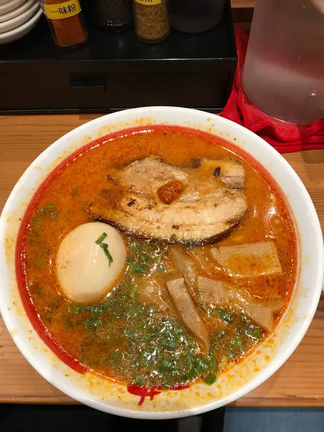 辛辣炙燒豚肉味玉拉麵