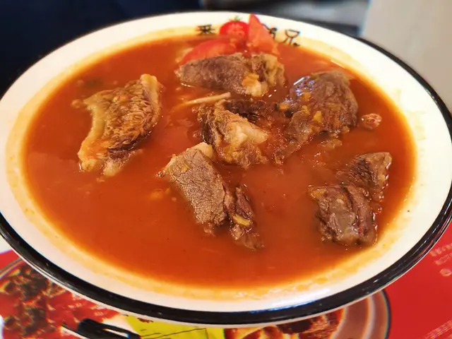 牛面頰、崩沙腩及牛坑腩 店其中主打「犇犇有禮」用新鮮牯牛各部位肉做餸，內有牛面頰、崩沙腩及牛坑腩。不愧為新鮮騸牯牛，牛坑腩則煮到軟身，有重重嘅牛肉香味，肉感會比較鮮嫩，色澤深、味道更濃郁。牛面頰肉嫩，帶點筋位，咬落有嚼勁。