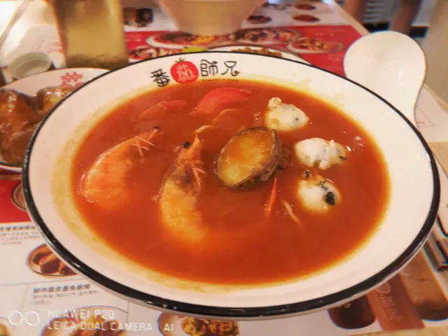 好少喺小店見到有新鮮海鮮嘅番茄濃湯麵， 特製鮑魚🐚嘅口感有點不同，有磯煮鮑魚嘅醬香，長時間既慢煮淆汁滲透，令肉質更柔軟更鮮香。其他慢煮嘅海鮮如大蝦🦐、墨魚滑🐙，咬口極soft而且Q 彈，肉質好似白切雞咁嫩滑