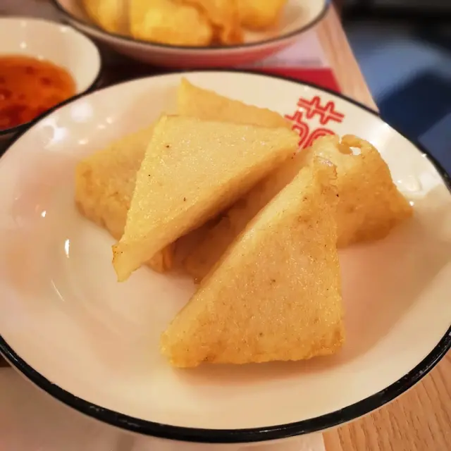 選用香港製造品牌學利魚蛋，魚片頭皮脆彈口，再配埋辣醬，正！