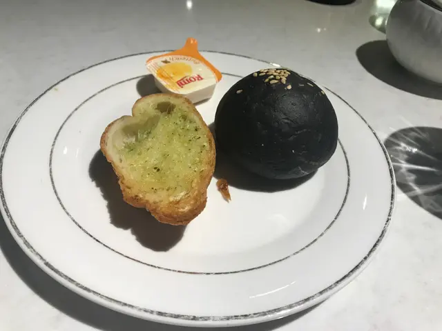 蒜蓉包及竹炭包