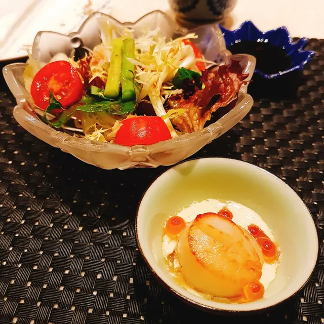 蔬菜新鮮配芥末沙律醬、半熟帶子伴三文魚籽