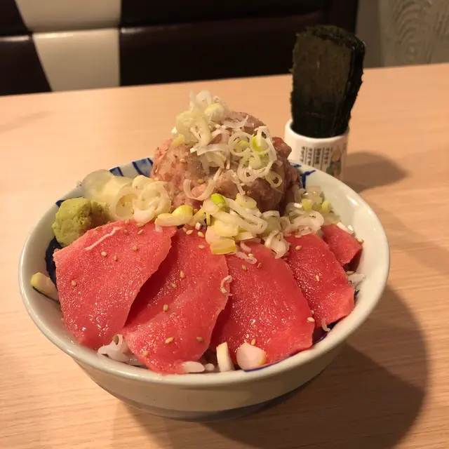 呑拿魚腩碎中拖羅丼