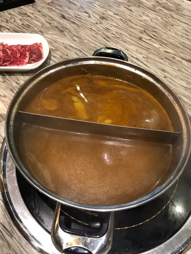 潮福蒸氣石鍋的招牌鴛鴦鍋，更加水的沙嗲湯底同清湯？