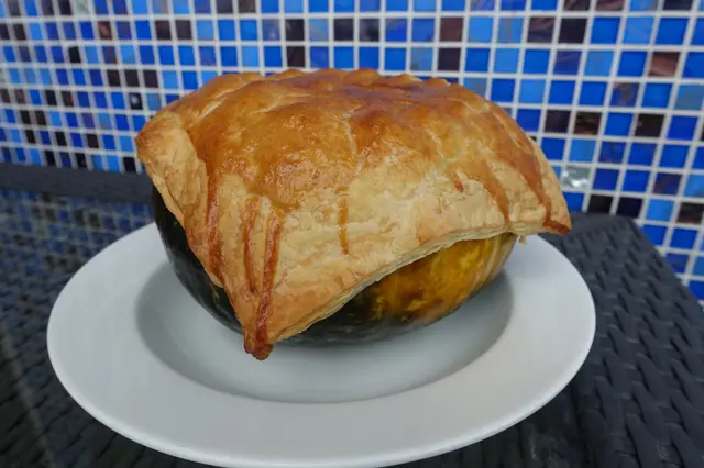 酥皮焗南瓜海鮮飯