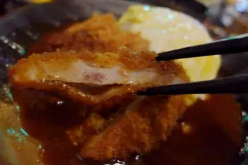 冲绳御吉列猪扒咖哩饭配炒滑蛋