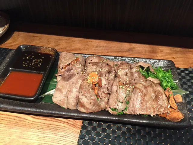 蒜片安格斯薄燒:食物一上檯,巳聞到很香!薄薄的安格斯牛肉包住蒜片、日本蔥入口即溶,很香口,非常好吃!