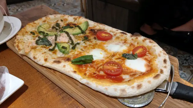 批身係淋既包, 同一般pizza 唔同, 岩唔岩口味就比較個人, 我就覺得幾特別幾夾. 牛油果一貫既味道, 配三文魚幾好, 但配料都比較少, 唔能夠每啖都咁滋味, 另外羅勒醬外觀同味道都唔得, 扣左分. 芝士批都唔算好有驚喜, 但水準收貨