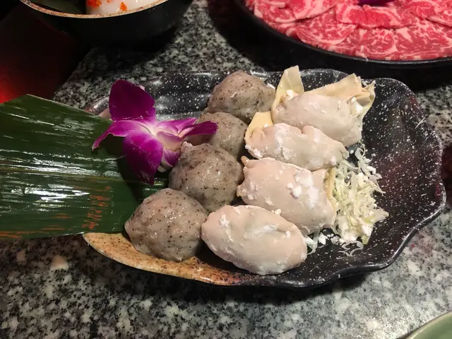 黑松露蝦丸、極品水餃各半份