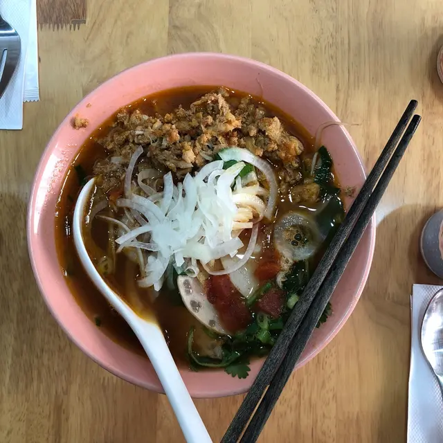 蟹粉蟹肉湯檬配上蕃茄湯底