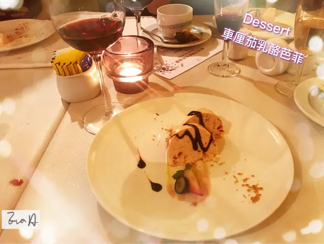 外觀看起來像慕斯，但咬下去有冰沙口感，很特別。微甜，車厘茄新鮮