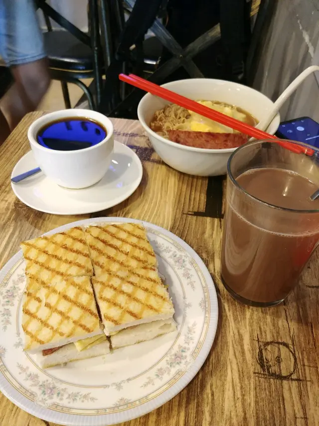 三餸面，三文治，雲南咖啡，熱朱