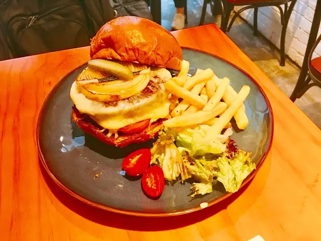 安格斯芝士漢堡包配炸薯條