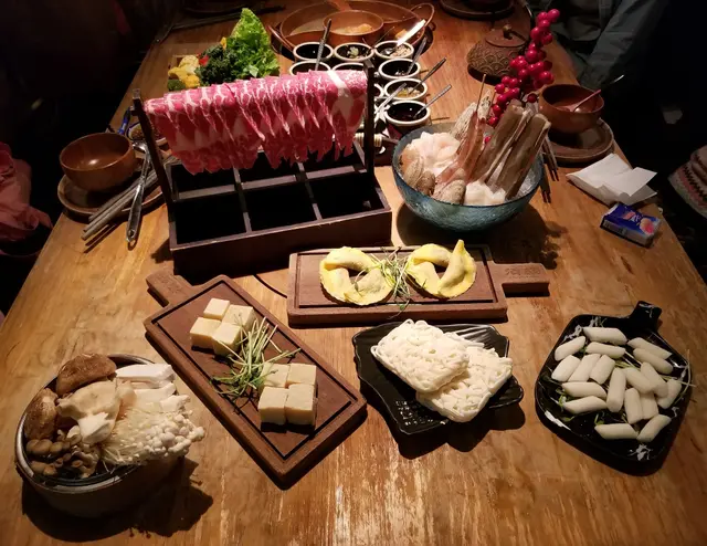 酒火入鍋($328),掛架頂級安格斯牛小排($268),稻庭烏冬($38),韓國年糕($38),洋蔥豬肉蝦蛋餃($58),什菌拼盤($58),蔬菜拼盤($68),蜂巢豆腐($38),二人海鮮拼盤($368)