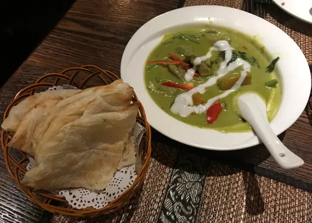 青咖哩雞 + 薄餅