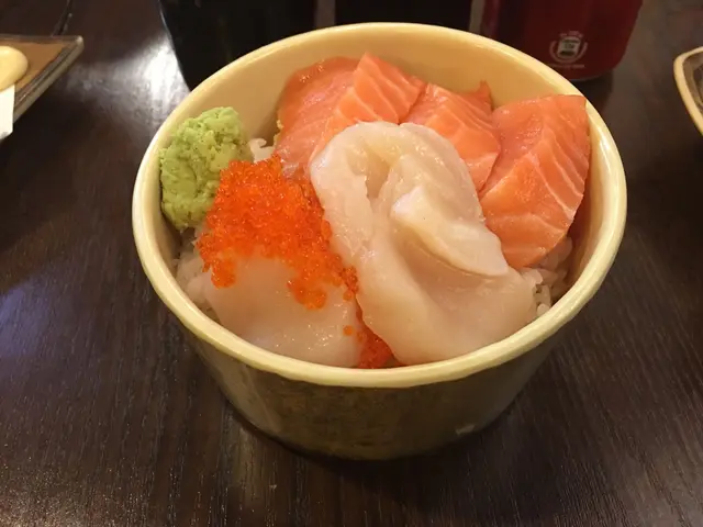 迷你三文魚飯,一啲都唔迷你!好味!
