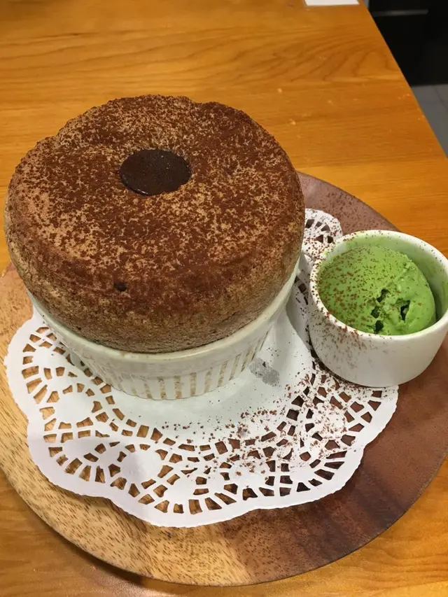 焗朱古力梳乎厘伴綠茶雪糕