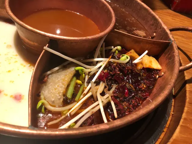 四川麻辣辣而不嗆喉,仲有豆卜等吸湯食材,
辣得過癮!👍🏾
