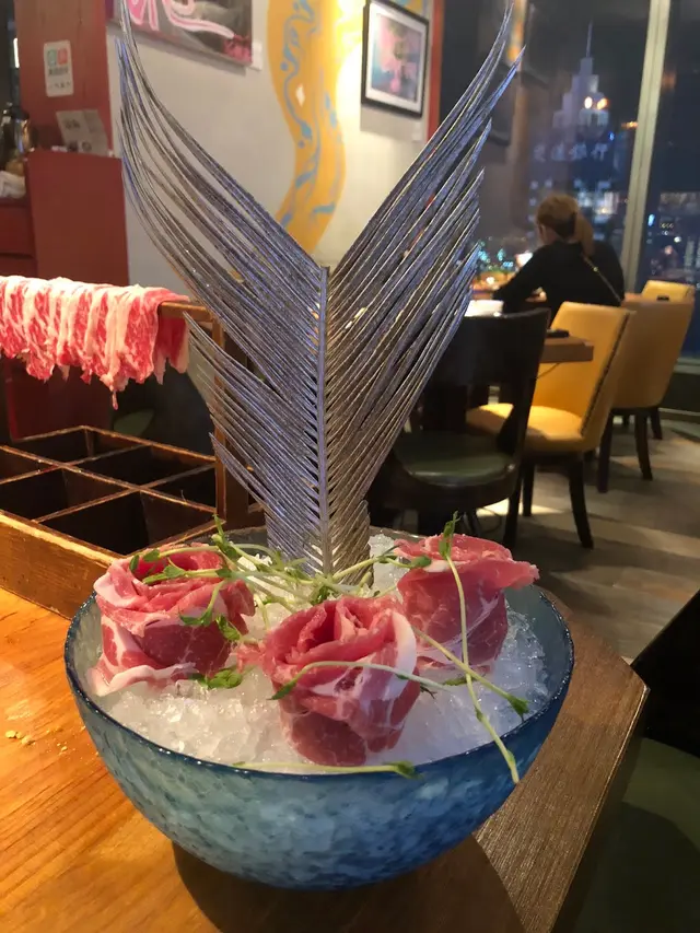 卷成玫瑰花形狀嘅豬腩肉,油脂豐足,
吃起來肉香濃郁,鬆軟美味~👍🏾