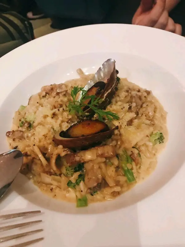 野菌西蘭花黑豚忌廉意大利飯配鮑魚,聽個名都架勢啦,由第一道菜講到最後都係果句,用料唔馬夫,兩隻新鮮鮑魚,真心有誠意做道菜。
我自己食過好多餐廳既意大利飯,$300一個又食過,都可以煮好不知所謂,但今次the sky bar 既意大利飯,係米方面煮出水準,所以本人誠意推介。