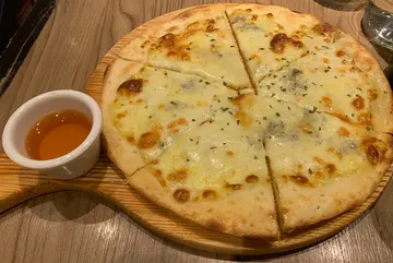 四色芝士薄饼配蜂蜜糖浆