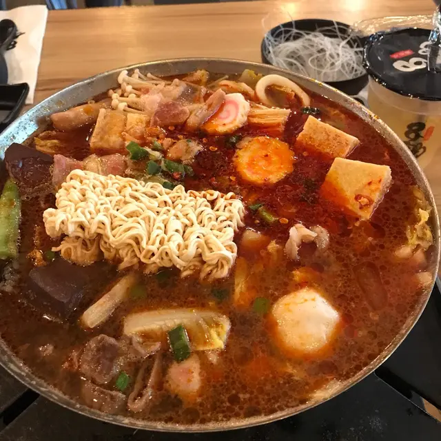 有玻璃碎片的麻辣鍋