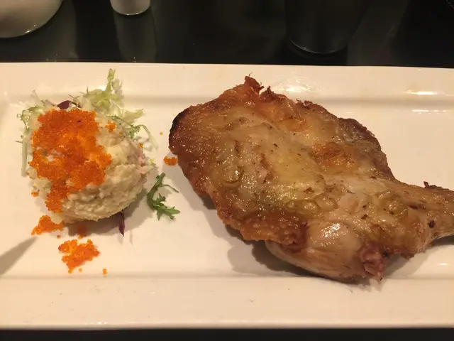 黃金雞髀配薯仔沙律