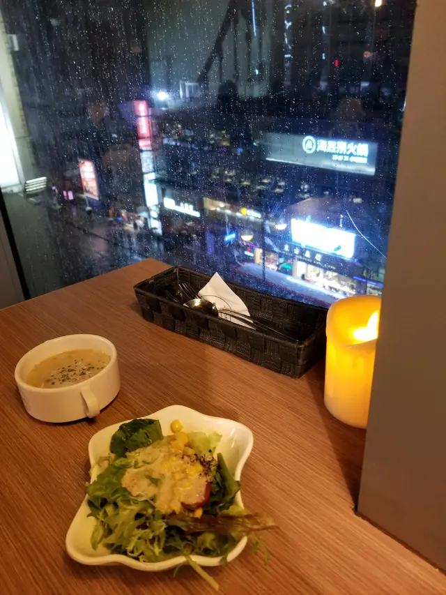 正常既沙律+唔熱既湯