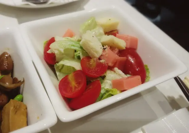 凱撒蒟蒻沙律伴香草脆包粒