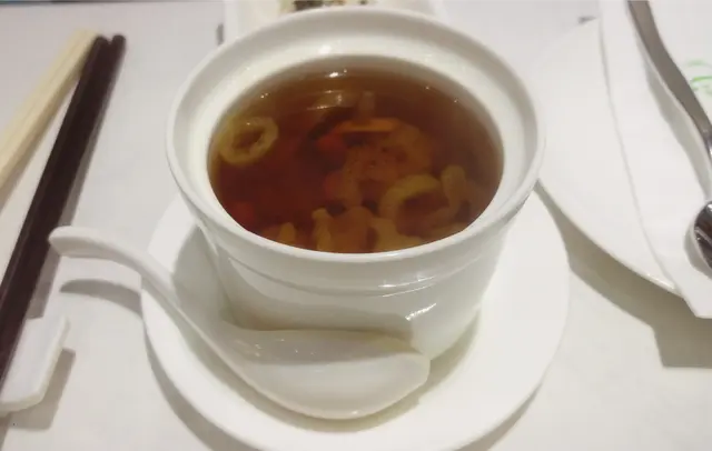 茶樹菇竹笙黃耳百合燉湯