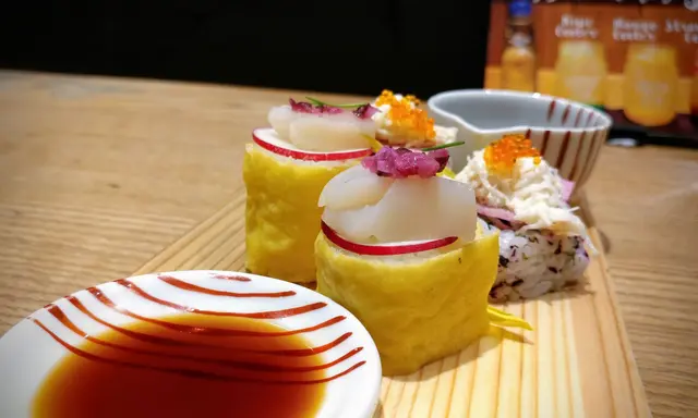 三文魚蟹肉沙律壽司卷 帆立貝玉子壽司卷