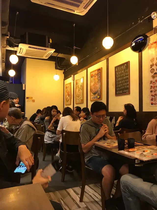 六點半左右，已經滿座喇！