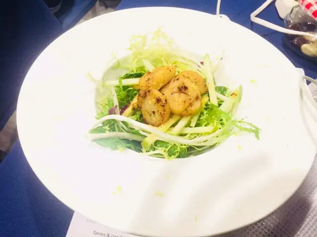 一個新穎嘅配搭好燒地方會用呢兩種材料去做一個配搭但食落去感覺非常開胃，青蘋果有一個爽口的感覺配上煎香咗既牛油帶子，去左另一個層次，然後食番沙律菜，又refresh 番成個口腔