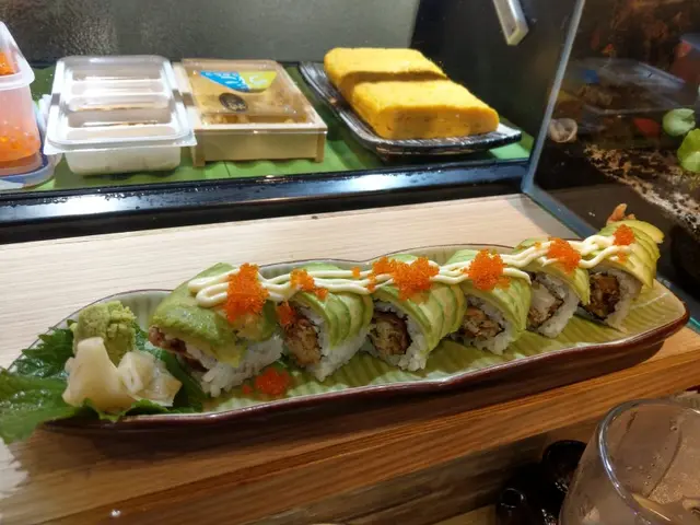 牛油果份量合理,軟殼蟹略嫌唔夠脆口,質素算中規中矩。