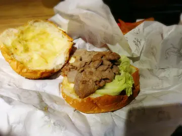 黑豚肉汉堡配薯角