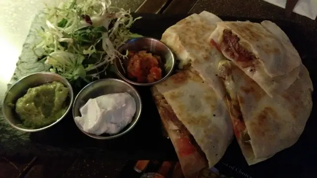 牛肉墨西哥烤餅配酸忌廉，牛油梨醬及蕃茄莎莎