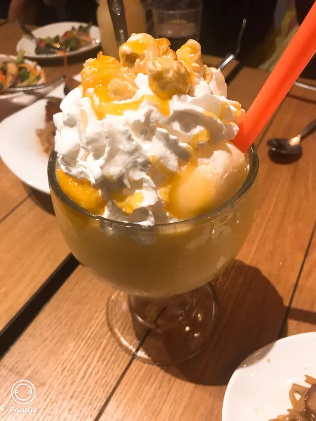 芒果特飲,入面有糯米滋,布甸同爆谷。好大杯,味道不錯,抵飲!