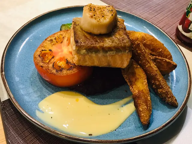 煎自家煙燻三文魚扒伴日本元貝