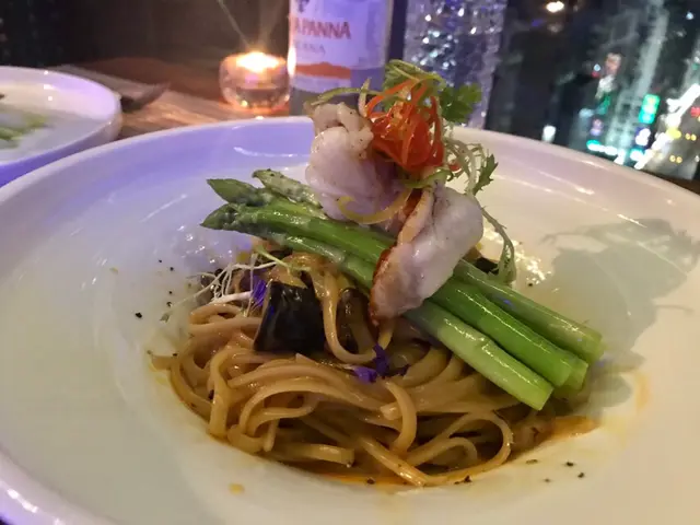 烤緬因州龍蝦尾伴牛肝菌龍蝦汁扁意粉