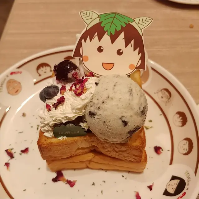 上碟的是甜絲絲的小丸子,一球曲奇雪糕,加上車厘子、士多啤梨、花瓣當裝飾,再慢慢吃到多士磚,一層一層深挖下去,越吃越甜絲絲,美滋滋,女士會吃到尖吃的那種,為免震聾發瞶,我會盡量避量帶女士過來吃小丸子吐司禮物盒。