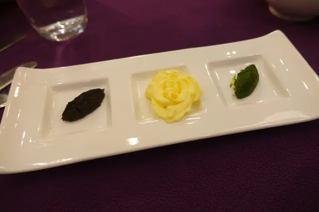 配上清新的香草醬、玫瑰花外型、入口軟滑的牛油、口味獨特的黑水欖醬！