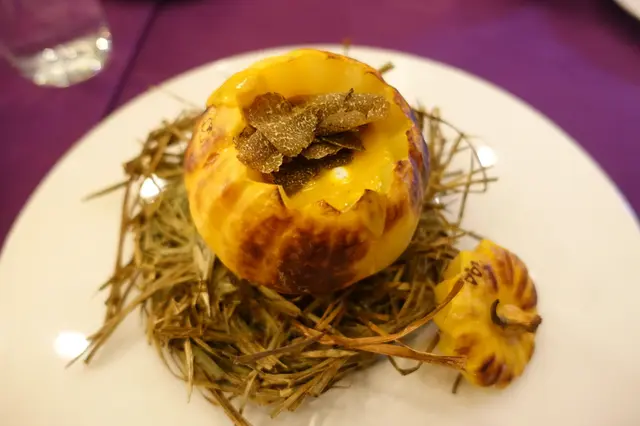 的骰迷你的日本南瓜,原個放在草圏上,好有創意!