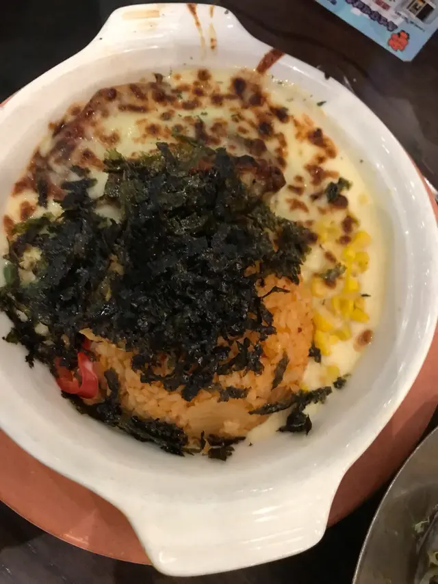 拉絲芝士香燒雞翼伴泡菜炒飯