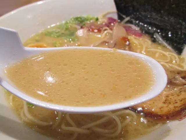 湯底濃郁，質感濃稠兼富膠質