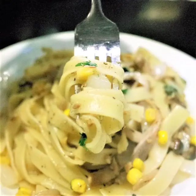 蒜香黑松露炒雜菌闊條麵